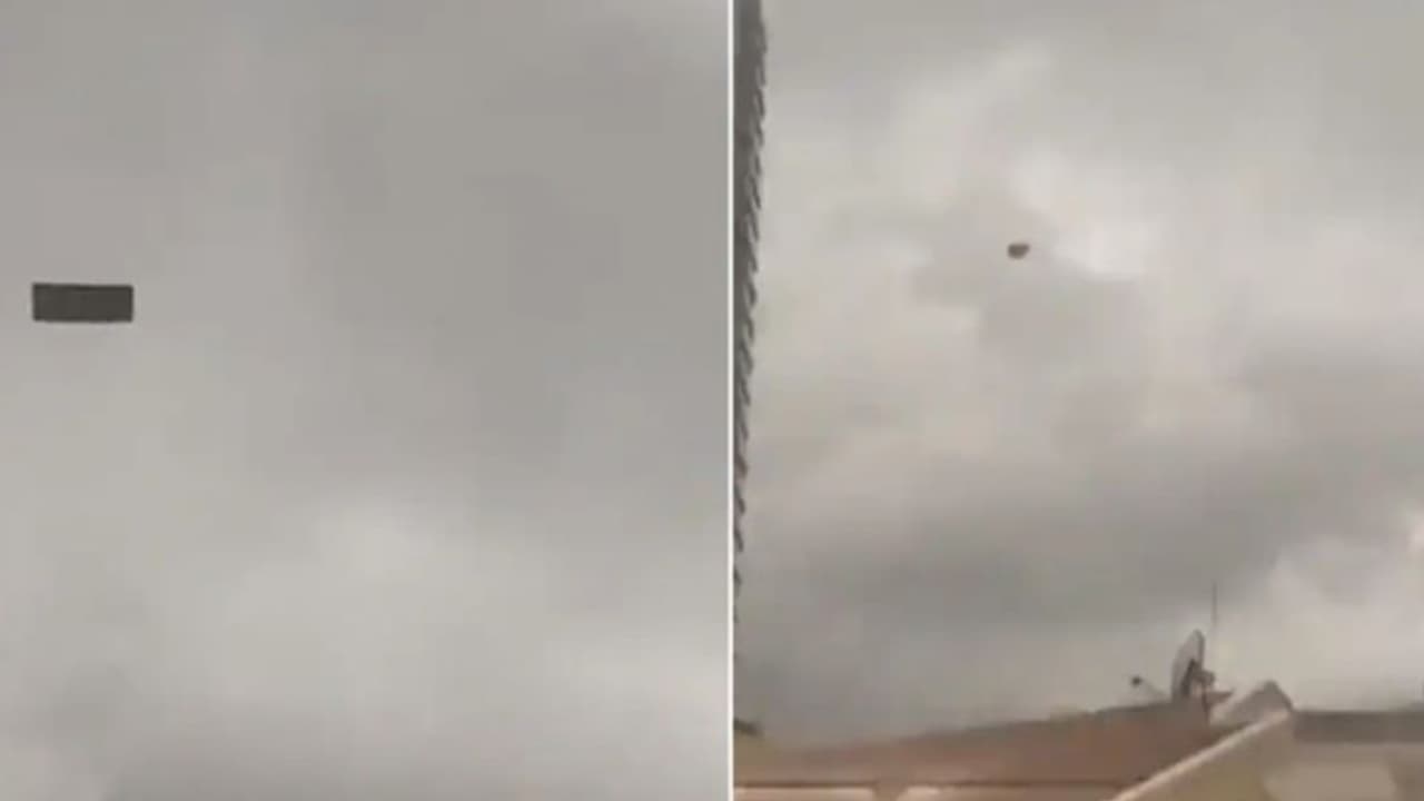 കൊടുങ്കാറ്റില് ആകാശത്തേക്ക് പറന്നുയർന്ന് സോഫ; വൈറലായി വീഡിയോ കൊടുങ്കാറ്റില് ആകാശത്തേക്ക് പറന്നുയർന്ന് സോഫ; വൈറലായി വീഡിയോ