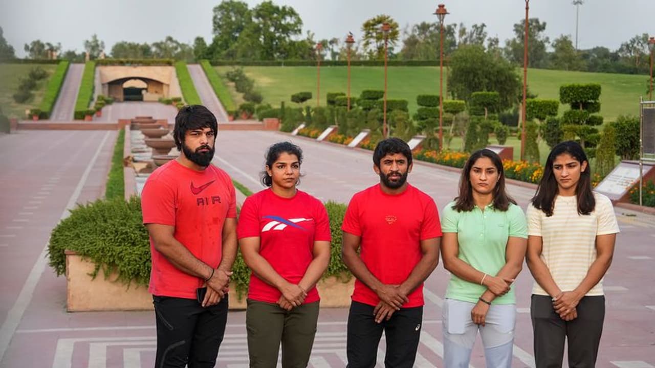 நள்ளிரவில் அமித் ஷாவுடன் மல்யுத்த வீரர்கள் சந்திப்பு; சட்டம் தன் பணியைச் செய்யும் என உறுதி நள்ளிரவில் அமித் ஷாவுடன் மல்யுத்த வீரர்கள் சந்திப்பு; சட்டம் தன் பணியைச் செய்யும் என உறுதி