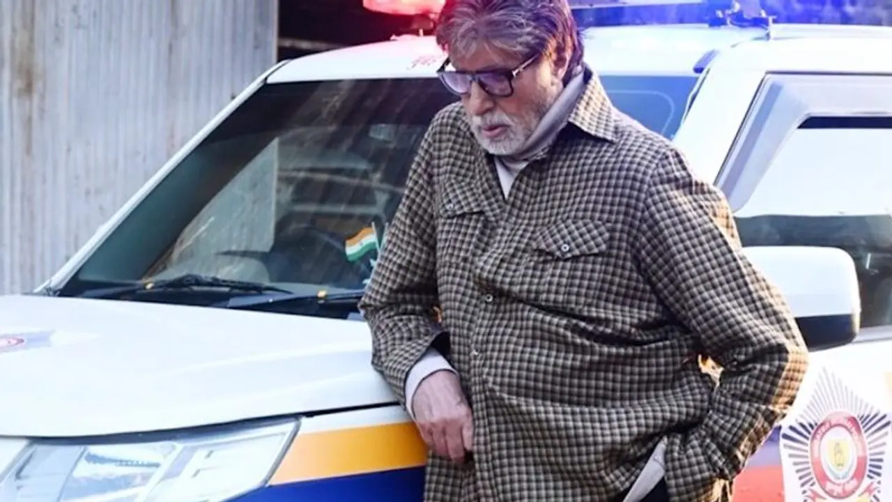Amitabh Bachchan poses next to Mumbai Police van amid no helmet controversy, check pictures