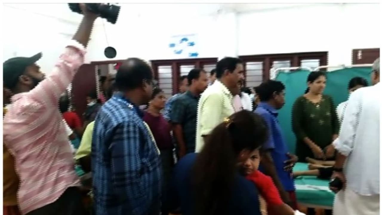 മലപ്പുറത്ത് വിവാഹ സത്കാരത്തിൽ പങ്കെടുത്ത നൂറോളം പേർക്ക് ഭക്ഷ്യവിഷബാധ മലപ്പുറത്ത് വിവാഹ സത്കാരത്തിൽ പങ്കെടുത്ത നൂറോളം പേർക്ക് ഭക്ഷ്യവിഷബാധ