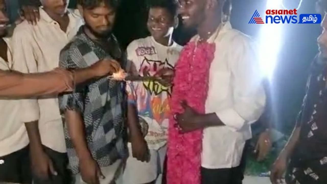 Viral video : பிறந்தநாளுக்கு அரிவாளால் கேக் வெட்டி ஊட்டி கொண்டாடிய இளைஞர்கள்! Viral video : பிறந்தநாளுக்கு அரிவாளால் கேக் வெட்டி ஊட்டி கொண்டாடிய இளைஞர்கள்!