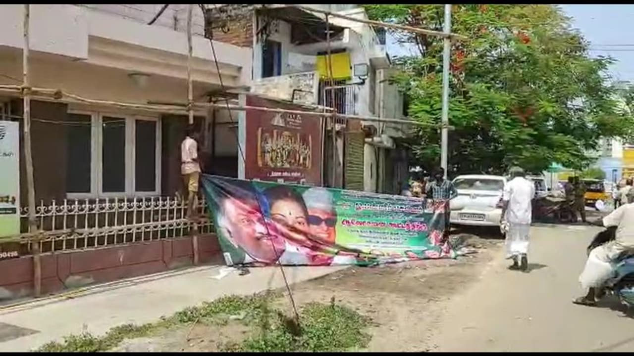 பேனர் வைப்பதில் தகராறு; ஓபிஎஸ், ஈபிஎஸ் ஆதரவாளர்கள் இடையே மோதல் போக்கால் பதற்றம்