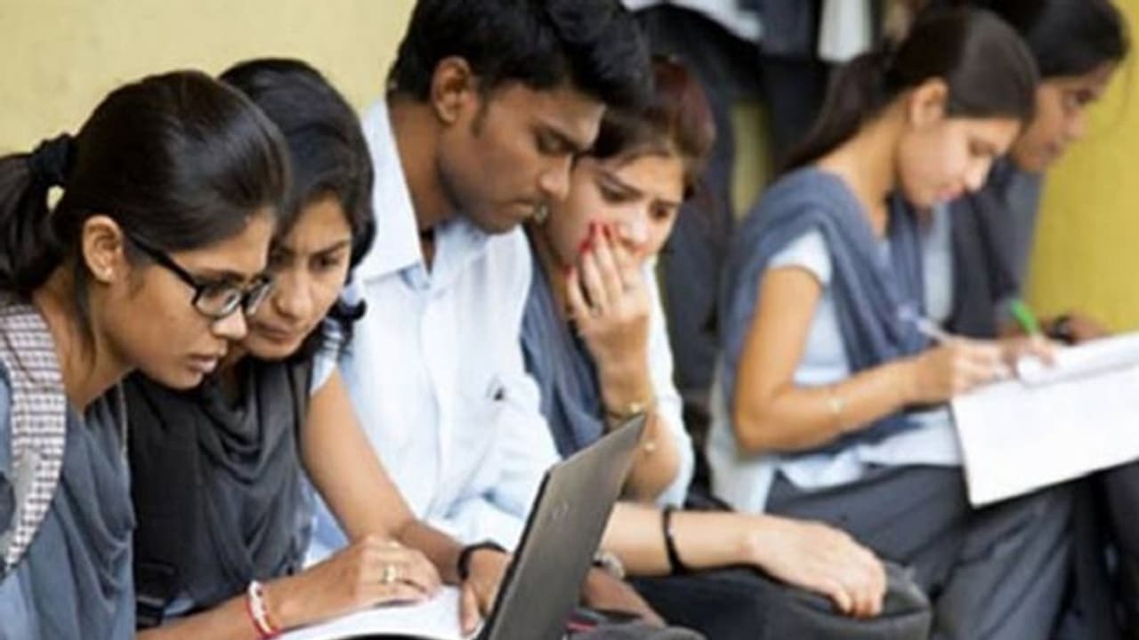 TN Class 11th Results 2023: 11ம் வகுப்பு பொதுத்தேர்வு முடிவுகள் வெளியானது.. எவ்வளவு பேர் தேர்ச்சி தெரியுமா?