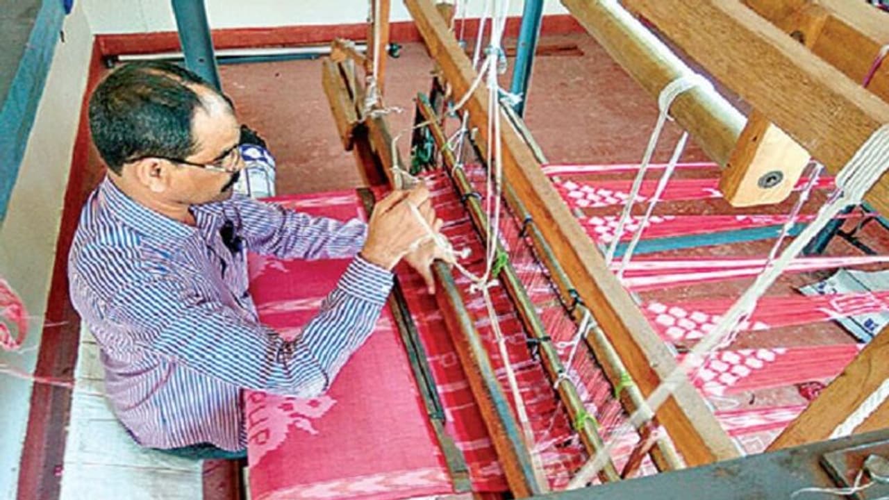స్థానిక హస్తకళాకారులు, చేనేత కార్మికుల ఉత్పాదనలకు ఆన్లైన్ లో భారీ డిమాండ్ స్థానిక హస్తకళాకారులు, చేనేత కార్మికుల ఉత్పాదనలకు ఆన్లైన్ లో భారీ డిమాండ్