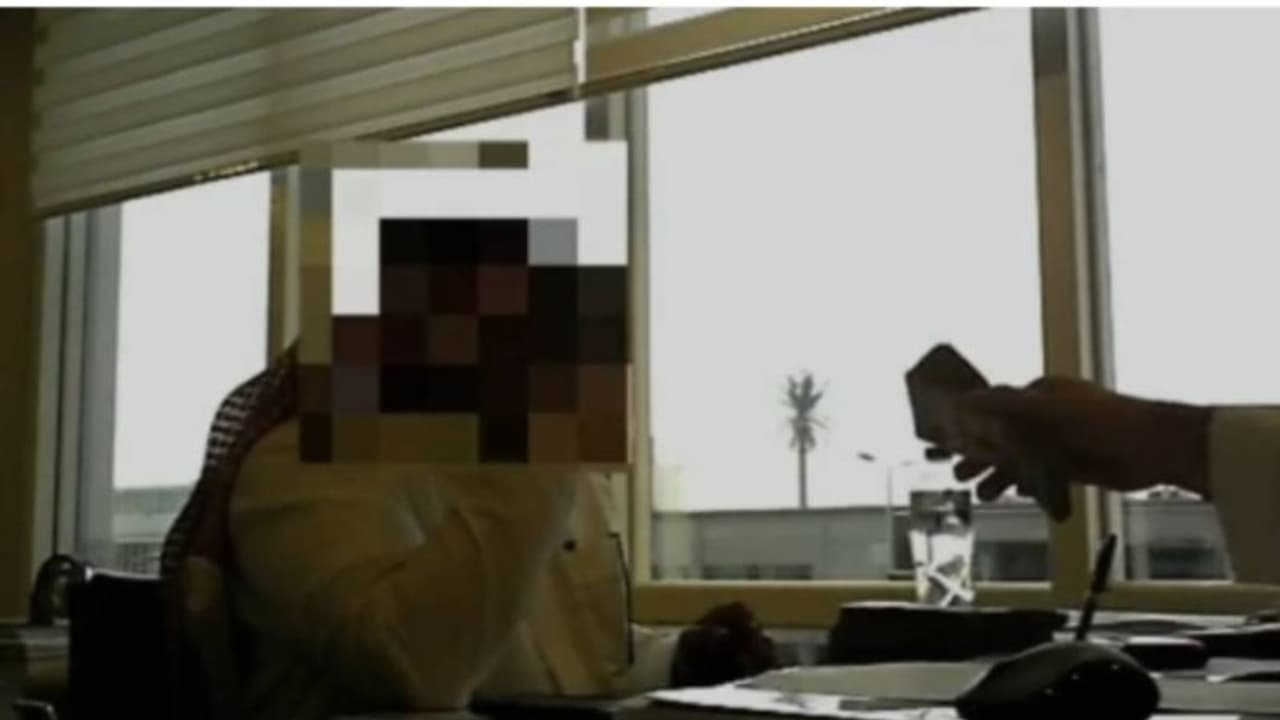 സൗദി അറേബ്യയില്‍ കൈക്കൂലി വാങ്ങുന്നതിനിടെ രണ്ട് സര്‍ക്കാര്‍ ജീവനക്കാര്‍ പിടിയില്‍; വീഡിയോ പുറത്തുവിട്ടു