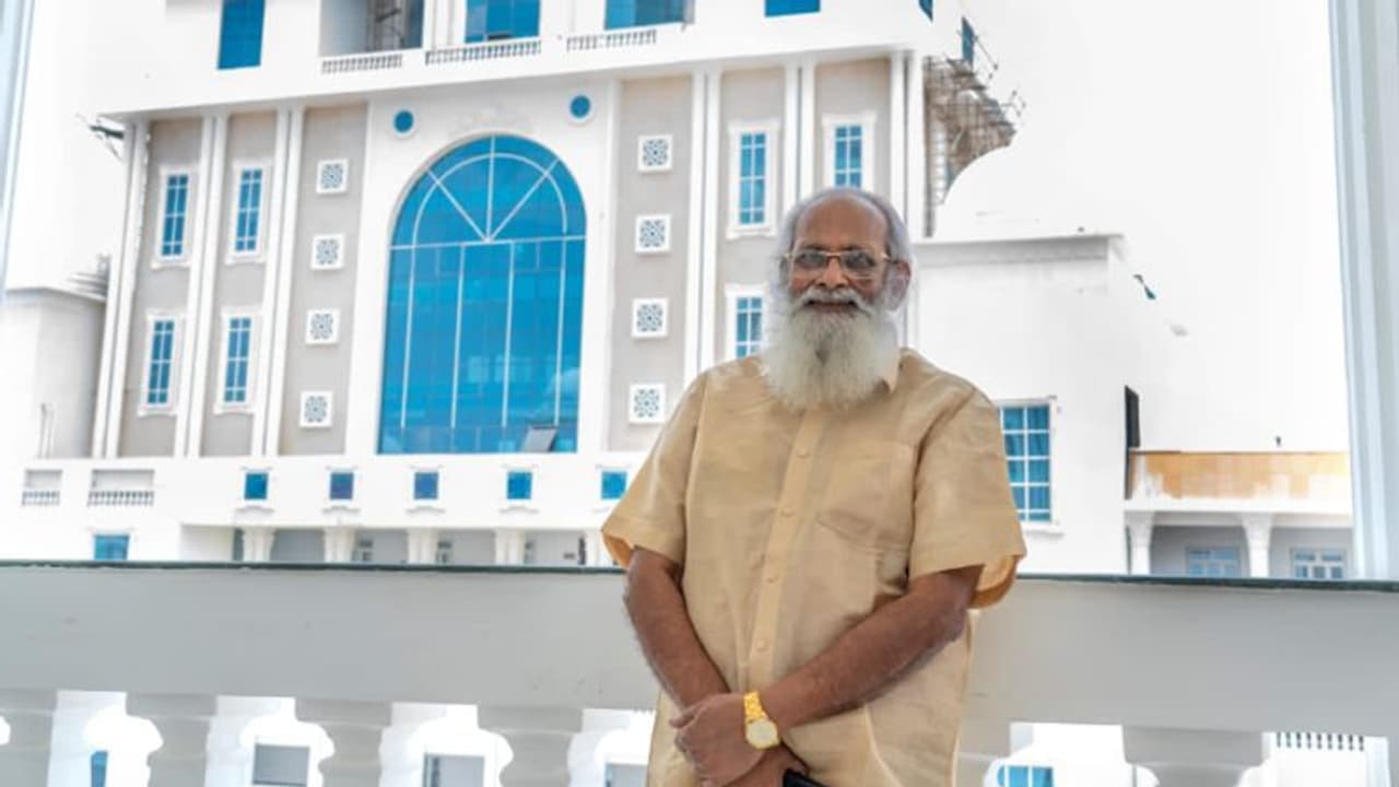 నూతన సచివాలయాన్ని సందర్శించిన రైటర్ విజయేంద్రప్రసాద్.. కేసీఆర్ పై ప్రశంసలు నూతన సచివాలయాన్ని సందర్శించిన రైటర్ విజయేంద్రప్రసాద్.. కేసీఆర్ పై ప్రశంసలు