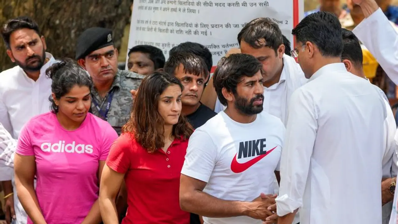 అనురాగ్ ఠాకూర్ ఇంటికి రెజ్లర్లు: కేంద్రమంత్రితో చర్చలు అనురాగ్ ఠాకూర్ ఇంటికి రెజ్లర్లు: కేంద్రమంత్రితో చర్చలు