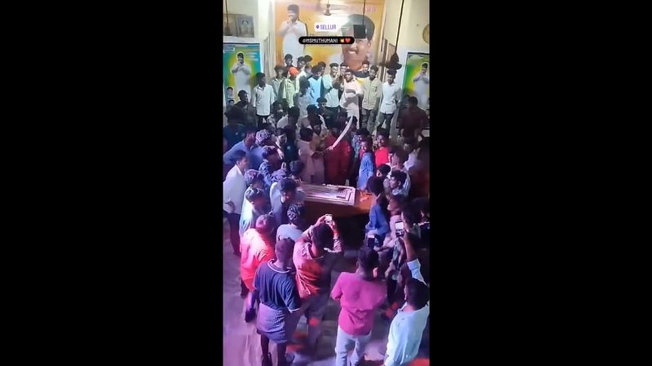 மதுரையில் வாளால் கேக் வெட்டி பிறந்தநாள் கொண்டாட்டம் சமூக வலைதளங்களில் வீடியோ வைரல் மதுரையில் வாளால் கேக் வெட்டி பிறந்தநாள் கொண்டாட்டம் சமூக வலைதளங்களில் வீடியோ வைரல்