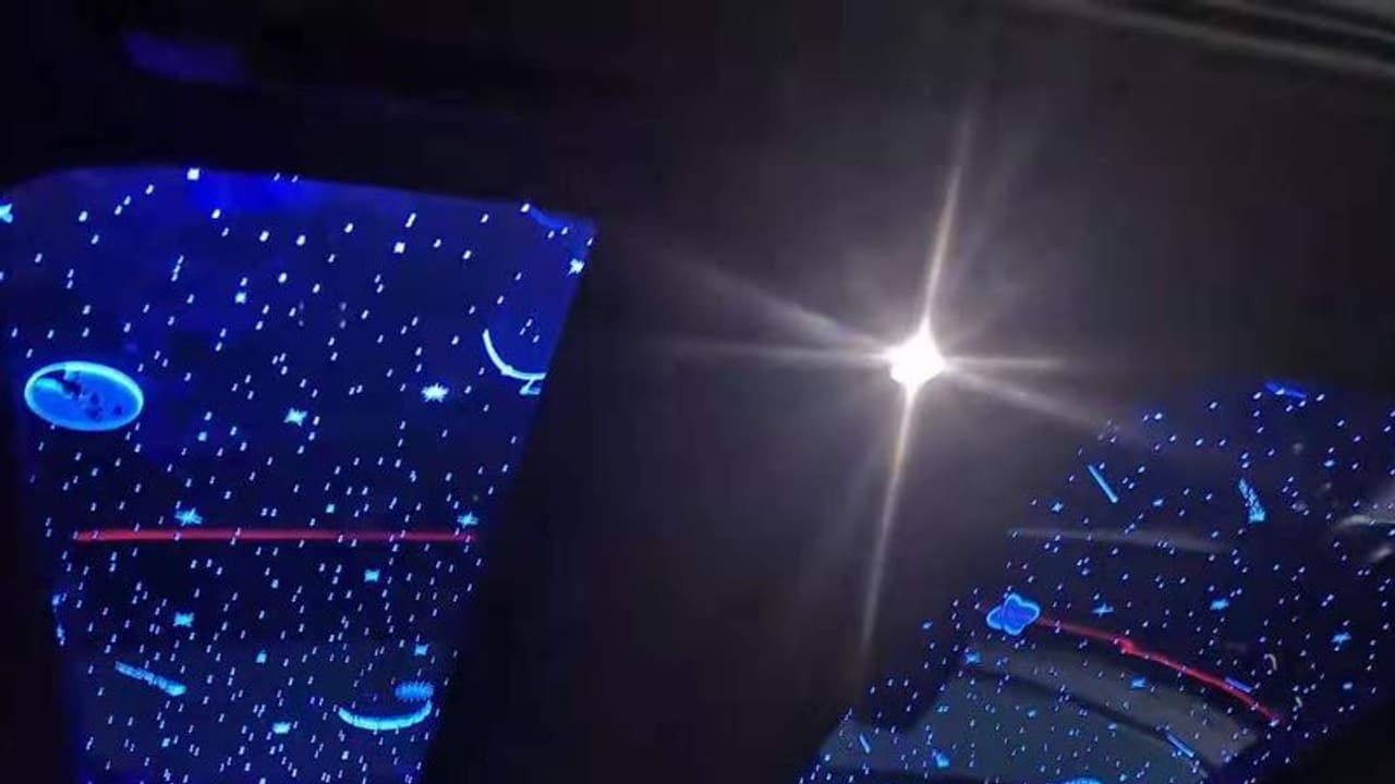 കാറിനുള്ളിലിരുന്ന് നക്ഷത്രമെണ്ണാൻ മോഹമുണ്ടോ? എങ്കില്‍ ഈ കാറുകളിലൊന്ന് വാങ്ങാം!