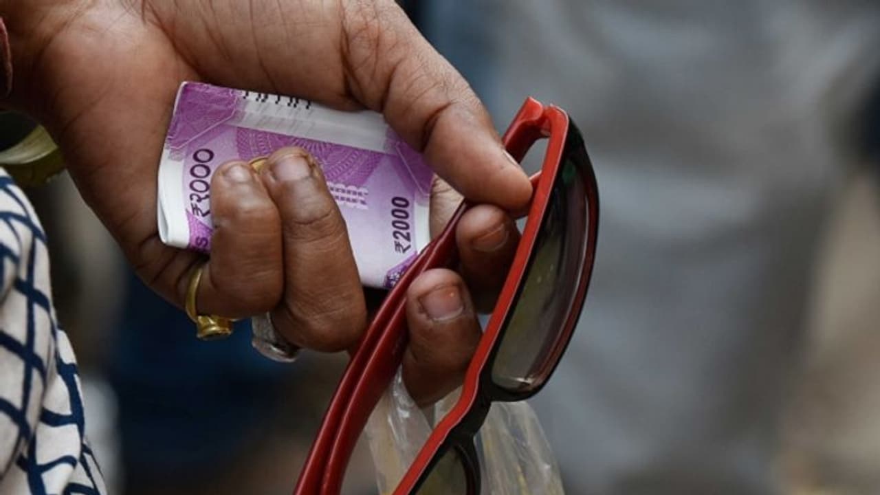 Rs 2000 banknotes withdrawn: What should you do with your notes? RBI answers Rs 2000 banknotes withdrawn: What should you do with your notes? RBI answers