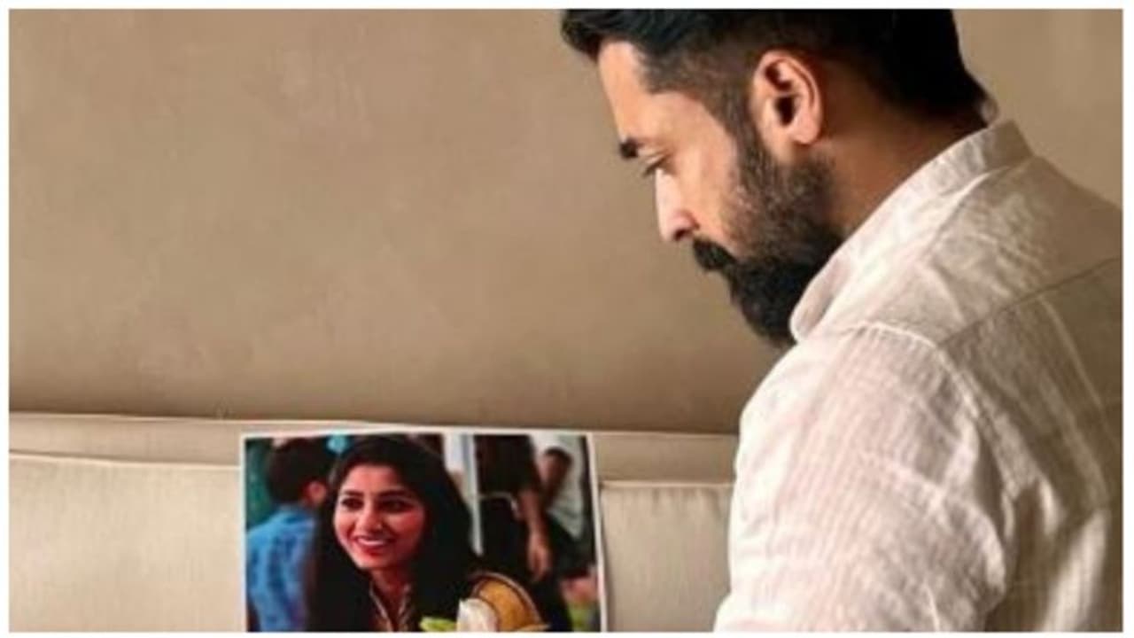 அமெரிக்க தீவிரவாத தாக்குதலில் பரிதாபமாக உயிரிழந்த ரசிகை..! கண்ணீர் மல்க இரங்கல் தெரிவித்த நடிகர் சூர்யா! அமெரிக்க தீவிரவாத தாக்குதலில் பரிதாபமாக உயிரிழந்த ரசிகை..! கண்ணீர் மல்க இரங்கல் தெரிவித்த நடிகர் சூர்யா!