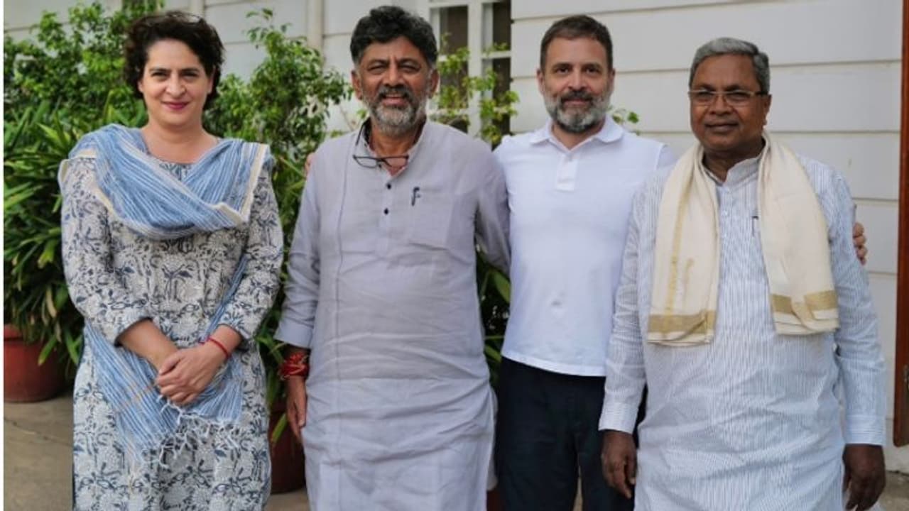 കര്ണാടക സത്യപ്രതിജ്ഞ നാളെ, സിദ്ധരാമയ്യക്കും ഡികെയ്ക്കും ഒപ്പം അധികാരമേൽക്കുക 25 മന്ത്രിമാർ കര്ണാടക സത്യപ്രതിജ്ഞ നാളെ, സിദ്ധരാമയ്യക്കും ഡികെയ്ക്കും ഒപ്പം അധികാരമേൽക്കുക 25 മന്ത്രിമാർ