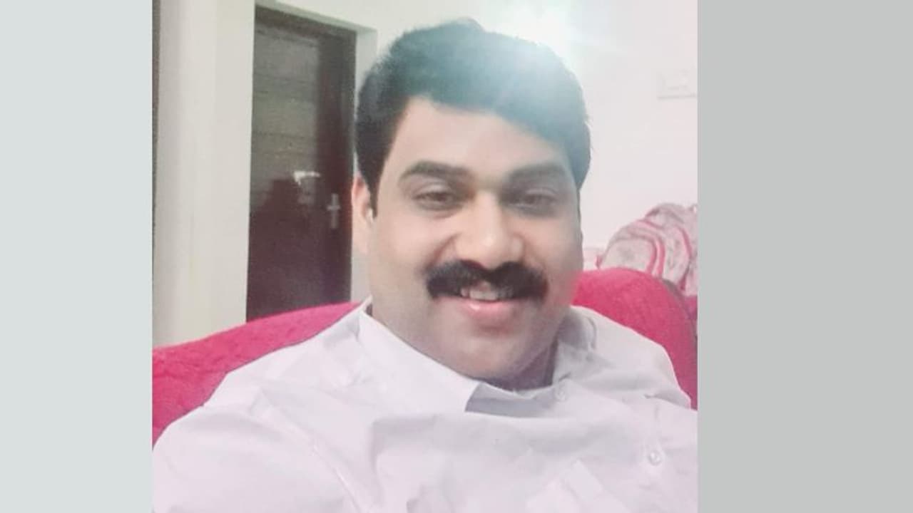 വെള്ളറടയിലെ സഹകരണ സംഘത്തിൽ ജോലിവാഗ്ദാനം; ഉദ്യോഗാര്ത്ഥികളെയും നിക്ഷേപകരെയും പറ്റിച്ച് മുങ്ങി, ഒടുവിൽ അറസ്റ്റ് വെള്ളറടയിലെ സഹകരണ സംഘത്തിൽ ജോലിവാഗ്ദാനം; ഉദ്യോഗാര്ത്ഥികളെയും നിക്ഷേപകരെയും പറ്റിച്ച് മുങ്ങി, ഒടുവിൽ അറസ്റ്റ്
