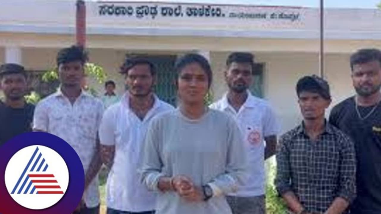 ಬಣ್ಣ ನಿಮ್ಮದು ಕುಂಚ ನಮ್ಮದು 'ಅಕ್ಕ ಅನು ಬಳಗ'ದವರ ಕಾರ್ಯ ಶ್ಲಾಘನೀಯ ಬಣ್ಣ ನಿಮ್ಮದು ಕುಂಚ ನಮ್ಮದು 'ಅಕ್ಕ ಅನು ಬಳಗ'ದವರ ಕಾರ್ಯ ಶ್ಲಾಘನೀಯ