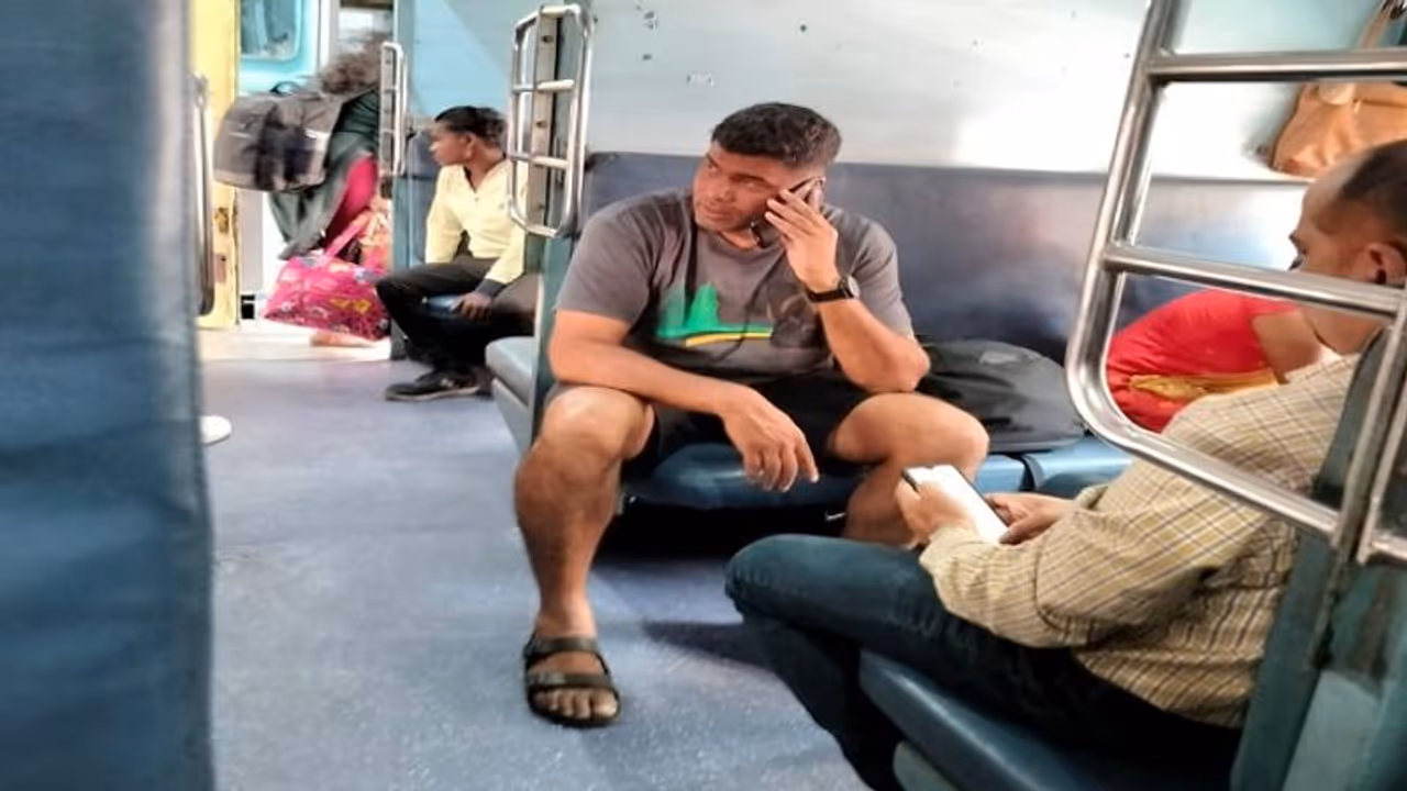 ಚಡ್ಡಿ ಧರಿಸಿ ಸಾಮಾನ್ಯರಂತೆ ರೈಲಿನಲ್ಲಿ ಹೊರಟ ಶಾಸಕ ದರ್ಶನ್ ಪುಟ್ಟಣ್ಣಯ್ಯ ಚಡ್ಡಿ ಧರಿಸಿ ಸಾಮಾನ್ಯರಂತೆ ರೈಲಿನಲ್ಲಿ ಹೊರಟ ಶಾಸಕ ದರ್ಶನ್ ಪುಟ್ಟಣ್ಣಯ್ಯ