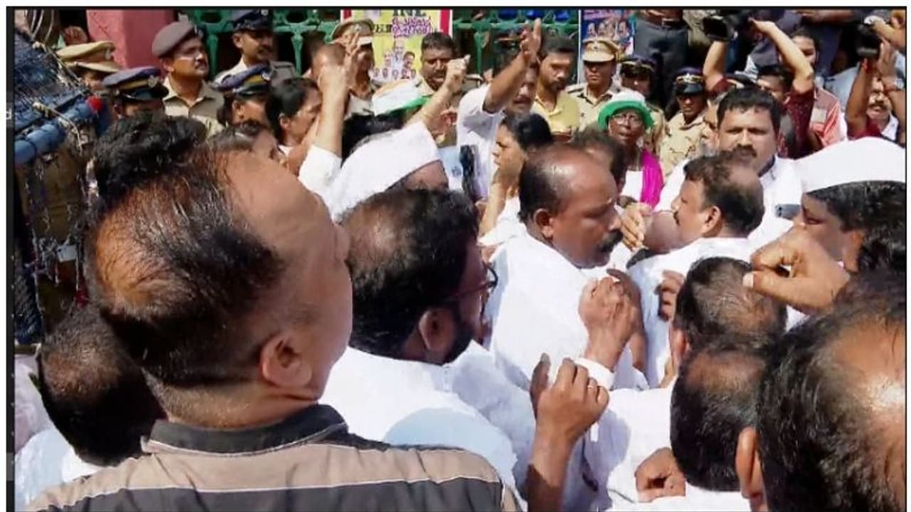 യുഡിഎഫിന്റെ സെക്രട്ടേറിയറ്റ് വളയൽ; സമരക്കാരും പൊലീസും തമ്മിൽ സംഘർഷം, തലസ്ഥാനത്ത് ഗതാഗതനിയന്ത്രണം യുഡിഎഫിന്റെ സെക്രട്ടേറിയറ്റ് വളയൽ; സമരക്കാരും പൊലീസും തമ്മിൽ സംഘർഷം, തലസ്ഥാനത്ത് ഗതാഗതനിയന്ത്രണം