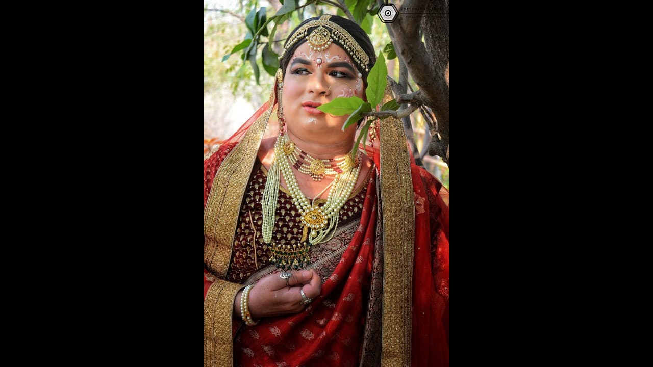 ವಧುವಿನಂತೆ ಡ್ರೆಸ್ ಮಾಡಿಕೊಂಡು ಫೋಟೋಶೂಟ್ ಮಾಡಿಸಿದ ಮದುವೆ ಗಂಡು! ಹಿಂಗ್ಯಾಕೆ ಮಾಡಿದ? ವಧುವಿನಂತೆ ಡ್ರೆಸ್ ಮಾಡಿಕೊಂಡು ಫೋಟೋಶೂಟ್ ಮಾಡಿಸಿದ ಮದುವೆ ಗಂಡು! ಹಿಂಗ್ಯಾಕೆ ಮಾಡಿದ?