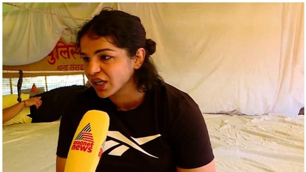 സമരം കടുപ്പിക്കാൻ ഗുസ്തി താരങ്ങൾ; നീതി ലഭിക്കാതെ പിൻമാറില്ലെന്ന് സാക്ഷി മാലിക്; പ്രതിഷേധം ശക്തമാക്കും സമരം കടുപ്പിക്കാൻ ഗുസ്തി താരങ്ങൾ; നീതി ലഭിക്കാതെ പിൻമാറില്ലെന്ന് സാക്ഷി മാലിക്; പ്രതിഷേധം ശക്തമാക്കും