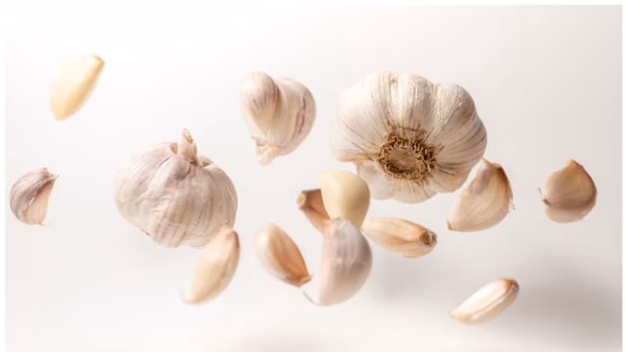 കൊളസ്ട്രോൾ കുറയ്ക്കാൻ വെളുത്തുള്ളി ഇങ്ങനെ കഴിക്കൂ കൊളസ്ട്രോൾ കുറയ്ക്കാൻ വെളുത്തുള്ളി ഇങ്ങനെ കഴിക്കൂ