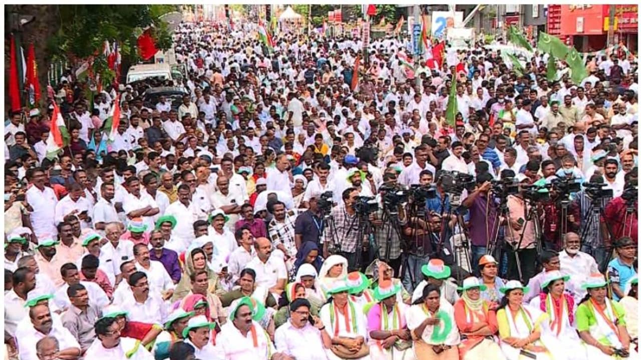 സർക്കാരിന്റെ വാർഷികവേളയിൽ സെക്രട്ടേറിയറ്റ് വളഞ്ഞ് യുഡിഎഫ്; ഐഎഎസ് ഉദ്യോഗസ്ഥനെയും തടഞ്ഞു സർക്കാരിന്റെ വാർഷികവേളയിൽ സെക്രട്ടേറിയറ്റ് വളഞ്ഞ് യുഡിഎഫ്; ഐഎഎസ് ഉദ്യോഗസ്ഥനെയും തടഞ്ഞു