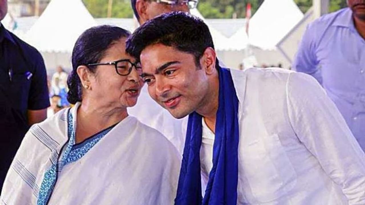 பள்ளி வேலை வாய்ப்பு ஊழல்: சிபிஐயிடம் சிக்கிய மம்தா பானர்ஜியின் மருமகன் அபிஷேக் பானர்ஜி அடுத்தடுத்து அதிரடி பள்ளி வேலை வாய்ப்பு ஊழல்: சிபிஐயிடம் சிக்கிய மம்தா பானர்ஜியின் மருமகன் அபிஷேக் பானர்ஜி அடுத்தடுத்து அதிரடி