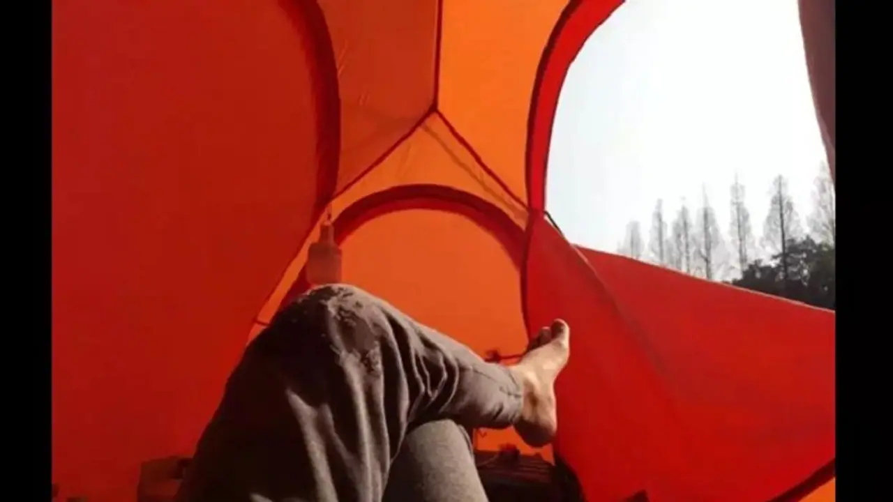 ಉದ್ಯೋಗದ ಟೆನ್ಷನ್‌ ಬೇಡ್ವೆಂದು ಕೆಲಸ ತೊರೆದು ಆರಾಮಾಗಿ ಟೆಂಟ್‌ನಲ್ಲಿ ರಿಲ್ಯಾಕ್ಸ್‌ ಮಾಡ್ತಿರೋ ಯುವಕ!