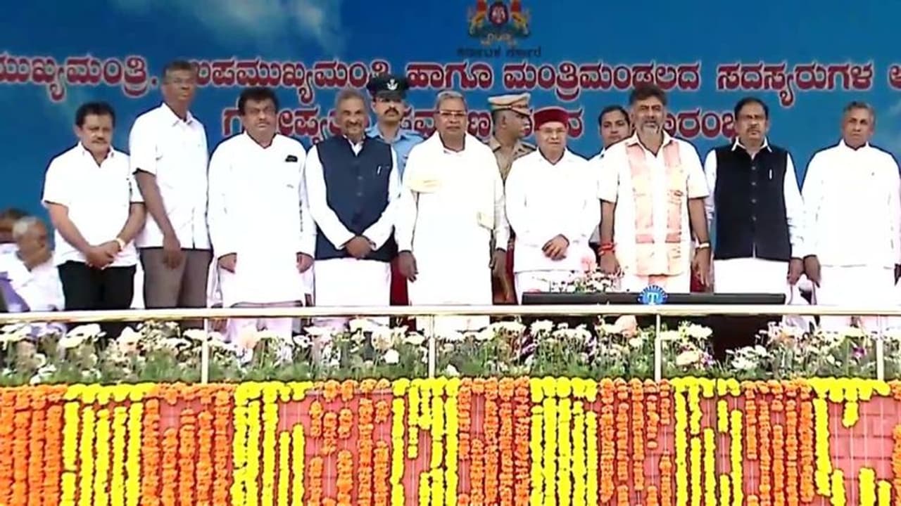 மல்லிகார்ஜுன கார்கே மகன் உள்ளிட்ட 8 பேர் அமைச்சர்களாக பதவியேற்பு.. புதிய அமைச்சர்கள் யார் யார்? மல்லிகார்ஜுன கார்கே மகன் உள்ளிட்ட 8 பேர் அமைச்சர்களாக பதவியேற்பு.. புதிய அமைச்சர்கள் யார் யார்?