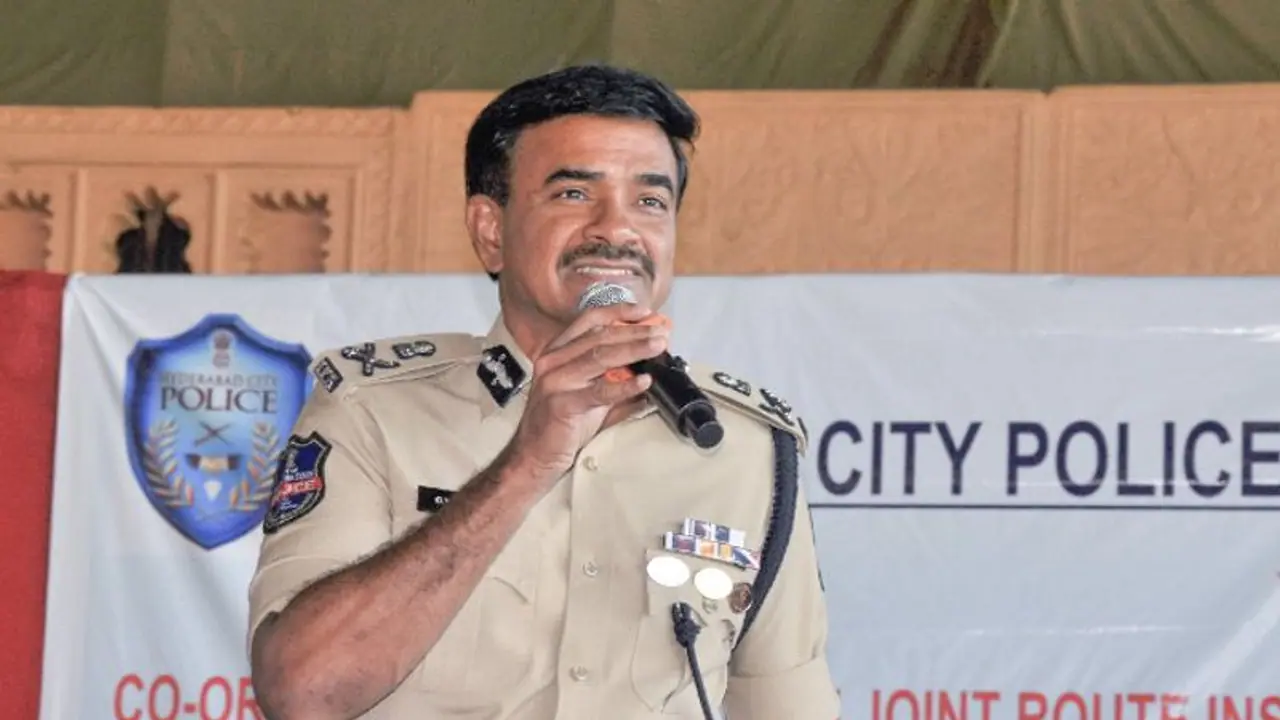 పక్కా ప్లాన్తో సికింద్రాబాద్ వ్యాపారి రాహుల్ ఇంట్లో చోరీ: హైద్రాబాద్ సీపీ ఆనంద్ పక్కా ప్లాన్తో సికింద్రాబాద్ వ్యాపారి రాహుల్ ఇంట్లో చోరీ: హైద్రాబాద్ సీపీ ఆనంద్