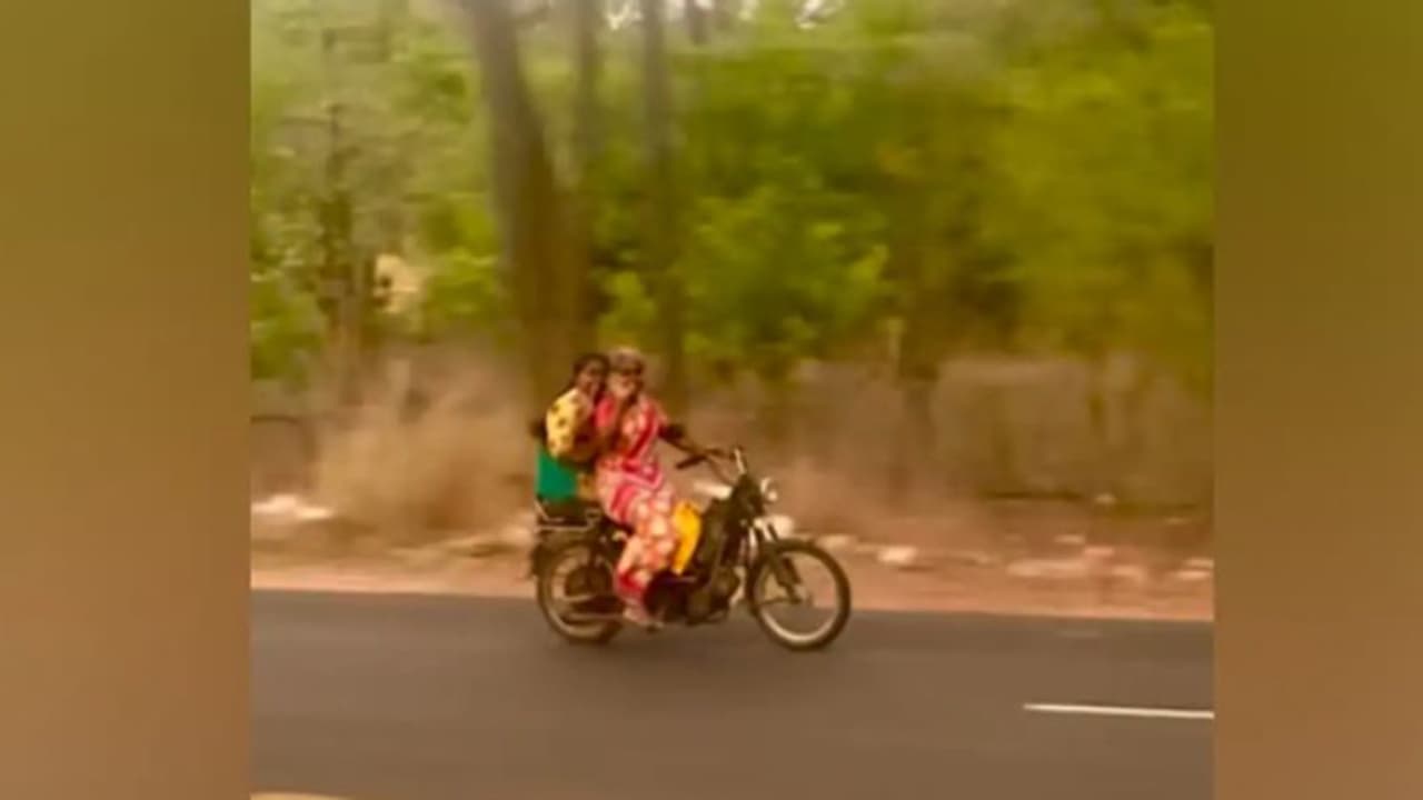 ബൈക്കില്‍ ഉമ്മകളും തന്നു പറന്നു പോകുന്ന സ്ത്രീകള്‍; കയ്യടിച്ച് സോഷ്യല്‍ മീഡിയ