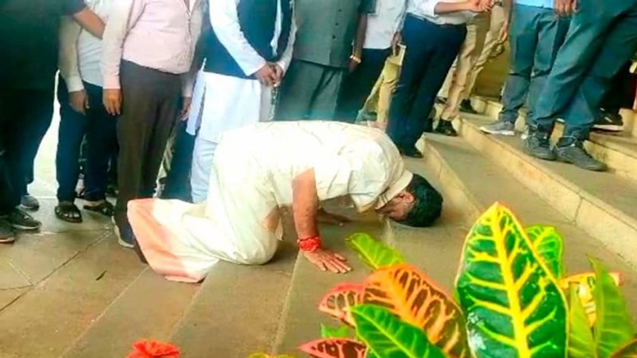 ಬೆಂಗಳೂರು: ಇಡೀ ದಿನ ಡಿ.ಕೆ.ಶಿವಕುಮಾರ್ ಲವಲವಿಕೆಯ ಓಡಾಟ..! ಬೆಂಗಳೂರು: ಇಡೀ ದಿನ ಡಿ.ಕೆ.ಶಿವಕುಮಾರ್ ಲವಲವಿಕೆಯ ಓಡಾಟ..!