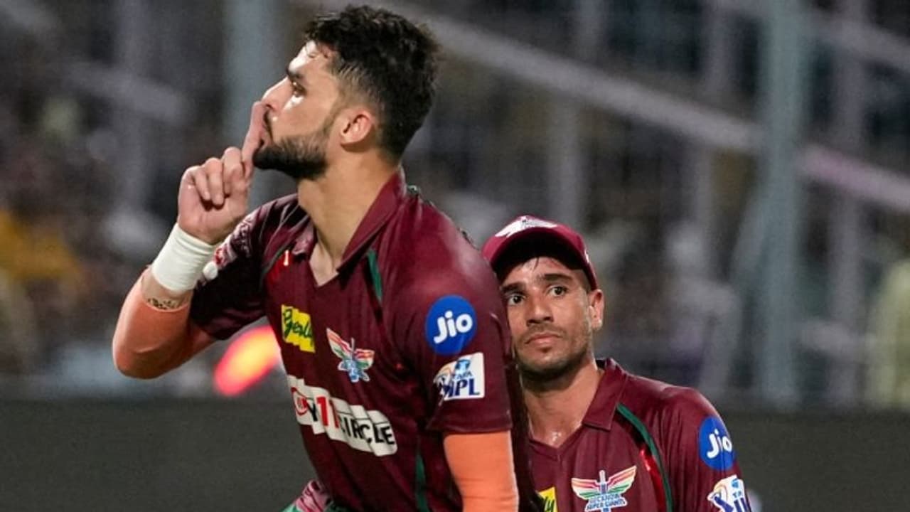 கொல்கத்தாவில் கோலி கோலி என்று கோஷமிட்ட ரசிகர்கள்: காம்பீர் ஸ்டைலில் பதிலடி கொடுத்த நவீன் உல் ஹக்! கொல்கத்தாவில் கோலி கோலி என்று கோஷமிட்ட ரசிகர்கள்: காம்பீர் ஸ்டைலில் பதிலடி கொடுத்த நவீன் உல் ஹக்!