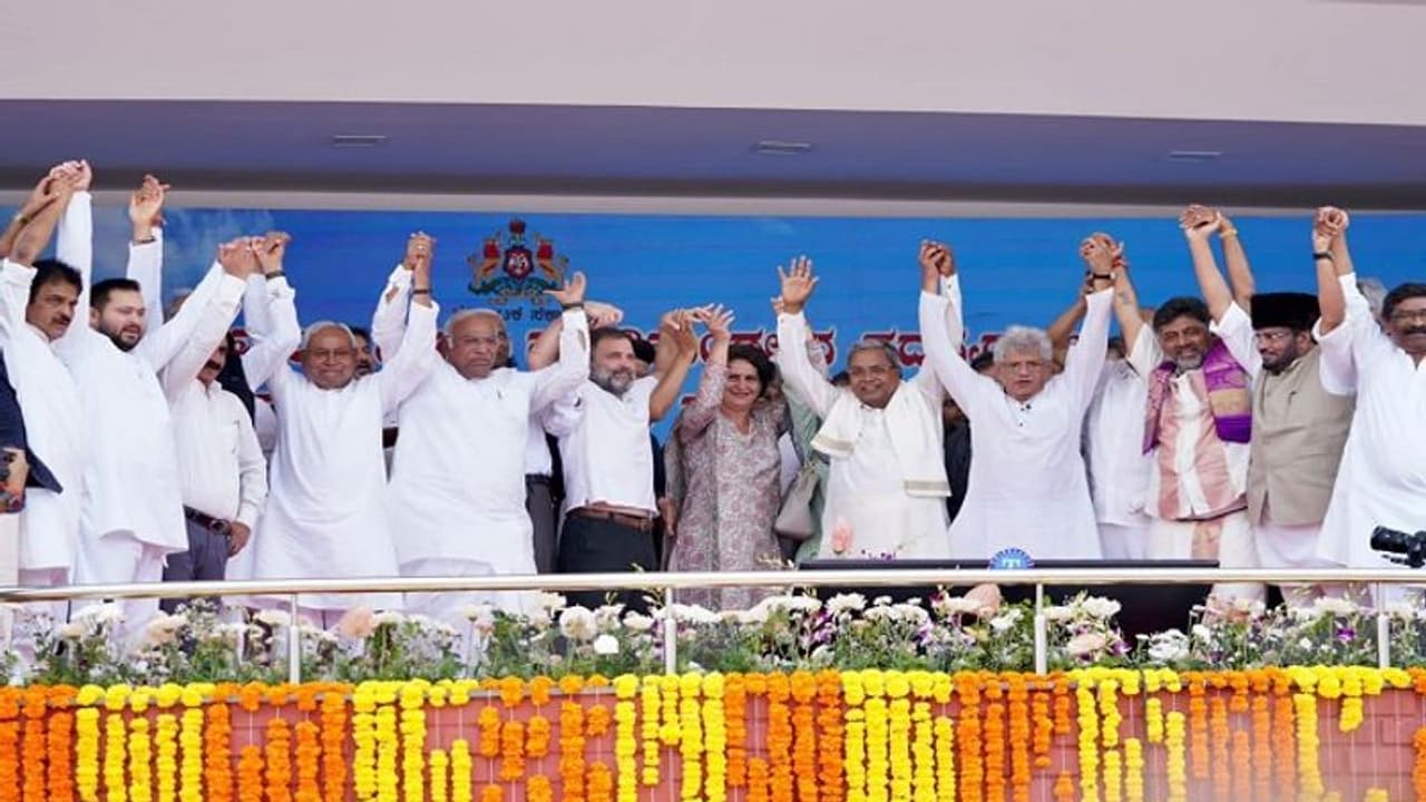 ಸಿದ್ದು ಪ್ರಮಾಣ ವಚನ: ಬಿಜೆಪಿ ವಿರೋಧಿ ಪಕ್ಷಗಳ ಒಗ್ಗಟ್ಟು ಪ್ರದರ್ಶನ