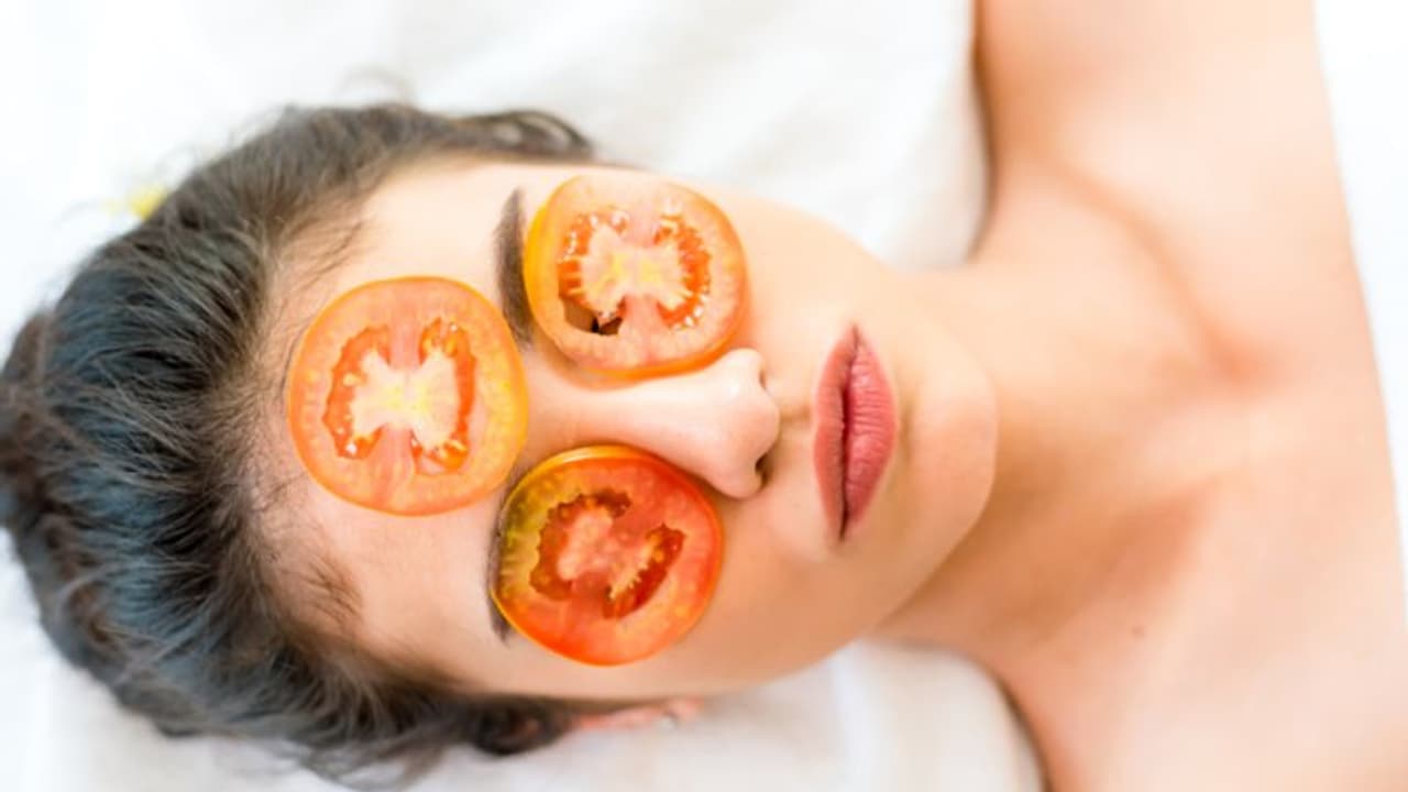 മുഖക്കുരുവിന്റെ കറുത്ത പാടുകളും കരുവാളിപ്പും മാറ്റാന് തക്കാളി ഇങ്ങനെ ഉപയോഗിക്കാം... മുഖക്കുരുവിന്റെ കറുത്ത പാടുകളും കരുവാളിപ്പും മാറ്റാന് തക്കാളി ഇങ്ങനെ ഉപയോഗിക്കാം...