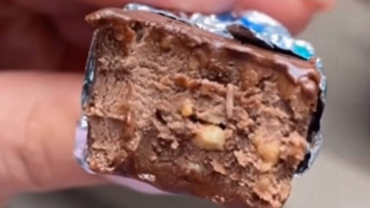 ആസ്വദിച്ച് കഴിച്ച ചോക്ലേറ്റ് ബാറിൽ നിന്നും യുവതിക്ക് കിട്ടിയത്... ആസ്വദിച്ച് കഴിച്ച ചോക്ലേറ്റ് ബാറിൽ നിന്നും യുവതിക്ക് കിട്ടിയത്...