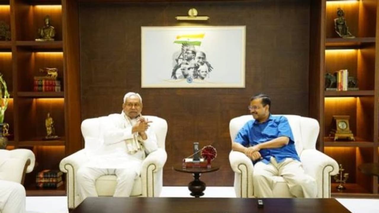 ഓർഡിനൻസ് ഇറക്കിയ കേന്ദ്ര നടപടി വിചിത്രം, കെജ്രിവാളിനൊപ്പമെന്ന് നിതീഷ് കുമാർ, കൂടിക്കാഴ്ച ഓർഡിനൻസ് ഇറക്കിയ കേന്ദ്ര നടപടി വിചിത്രം, കെജ്രിവാളിനൊപ്പമെന്ന് നിതീഷ് കുമാർ, കൂടിക്കാഴ്ച