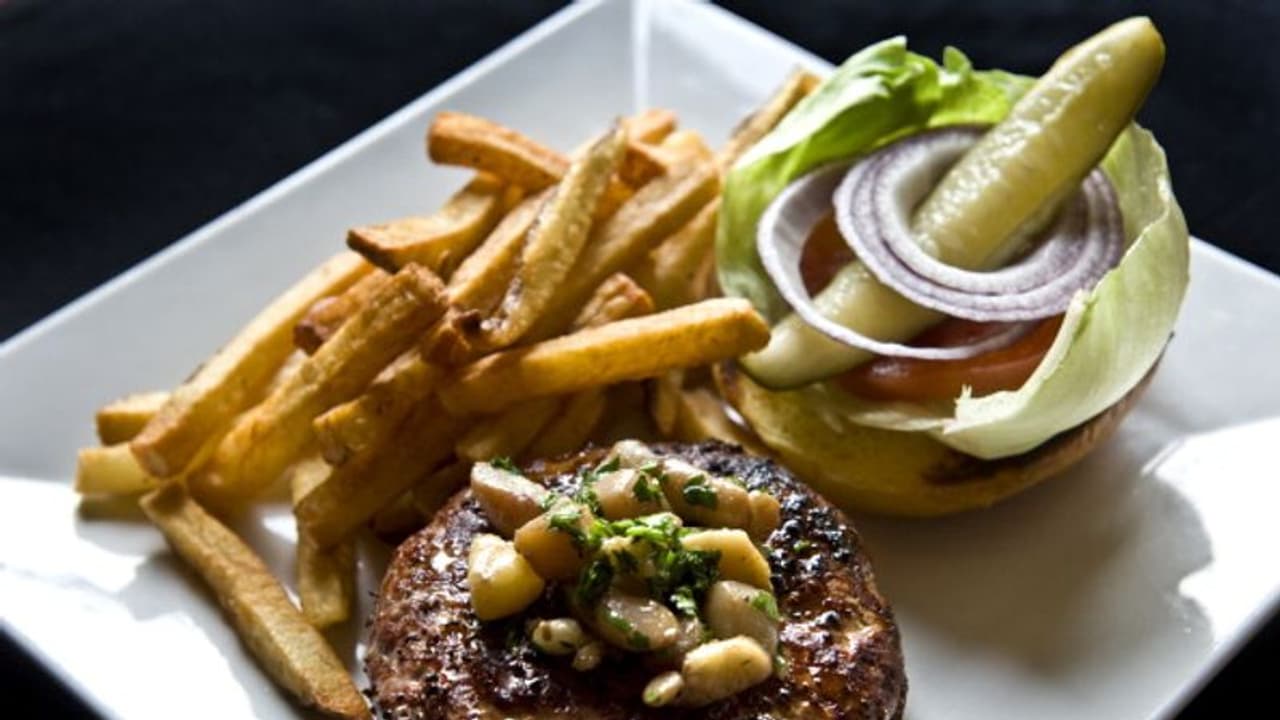 അരലക്ഷത്തിലധികം രൂപയുടെ ബർഗർ, 'ഗോൾഡ് സ്റ്റാൻഡേർഡ് ബർഗർ വിൽപ്പനയ്ക്ക്; പേരില്‍ മാത്രമല്ല സ്വര്‍ണ്ണം !