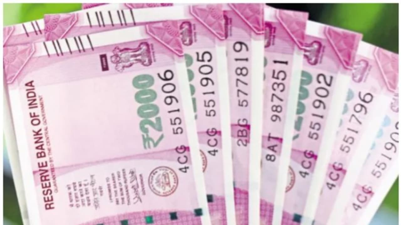 2 ಸಾವಿರ ರೂ. ನೋಟುಗಳನ್ನೇ ಕೊಟ್ಟು 5 ಲಕ್ಷಕ್ಕೂ ಹೆಚ್ಚು ಬೆಲೆಬಾಳೋ ಚಿನ್ನದ ಆಭರಣ ಖರೀದಿಸಿದ ಗ್ರಾಹಕ! 2 ಸಾವಿರ ರೂ. ನೋಟುಗಳನ್ನೇ ಕೊಟ್ಟು 5 ಲಕ್ಷಕ್ಕೂ ಹೆಚ್ಚು ಬೆಲೆಬಾಳೋ ಚಿನ್ನದ ಆಭರಣ ಖರೀದಿಸಿದ ಗ್ರಾಹಕ!