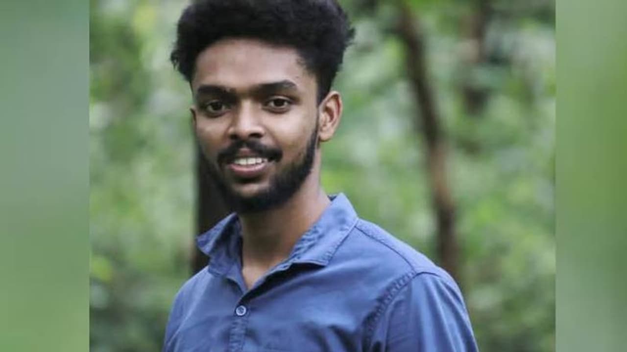 ബസ് കാത്തിരിപ്പുകേന്ദ്രത്തിന് മുകളിലേക്ക് തെങ്ങ് വീണ് അപകടം, ചികിത്സയിലിരുന്ന വിദ്യാർത്ഥി മരിച്ചു