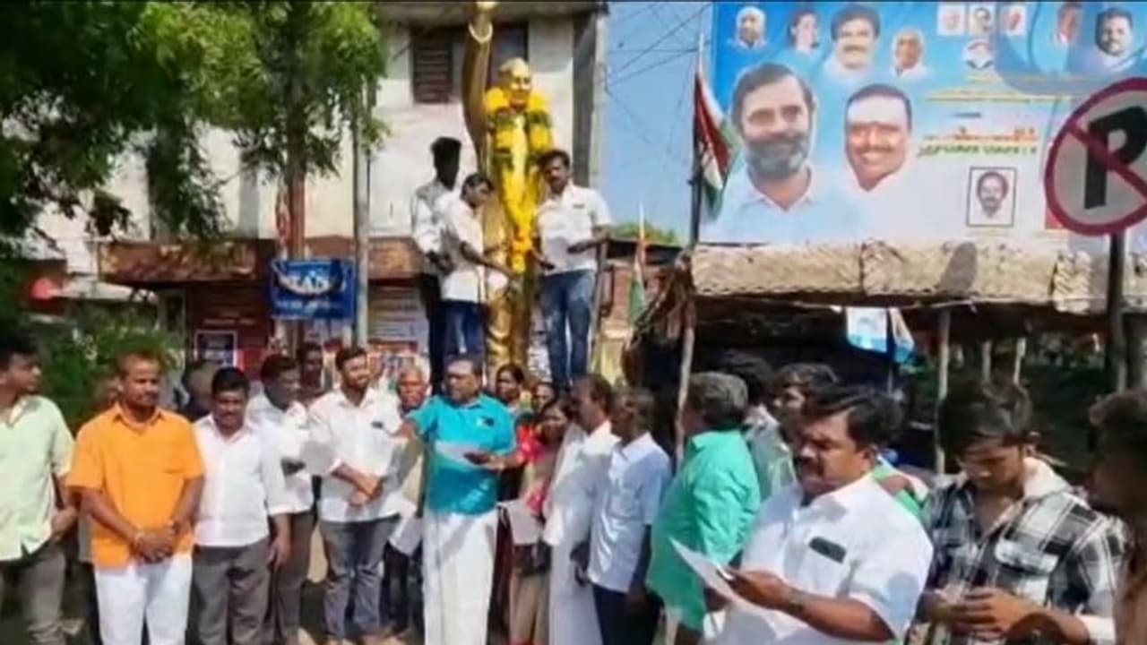 ராஜீவ் காந்தியின் நினைவு நாள்… திருச்சியில் அவரது சிலைக்கு காங். கட்சியினர் மரியாதை!!