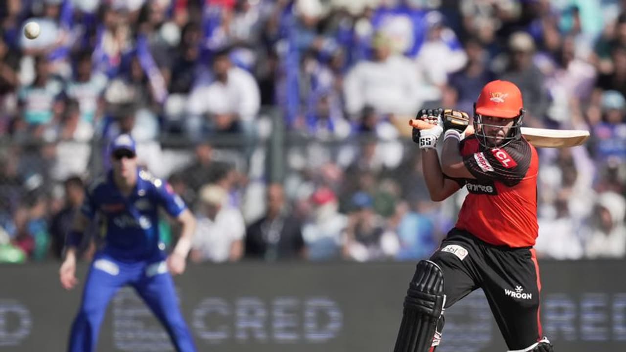 വരവറിയിച്ച് വിവ്രാന്ത് ശര്മ്മ, അരങ്ങേറ്റത്തില് ഫിഫ്റ്റി; 15 വര്ഷം പഴക്കമുള്ള റെക്കോര്ഡ് തകര്ന്നു വരവറിയിച്ച് വിവ്രാന്ത് ശര്മ്മ, അരങ്ങേറ്റത്തില് ഫിഫ്റ്റി; 15 വര്ഷം പഴക്കമുള്ള റെക്കോര്ഡ് തകര്ന്നു