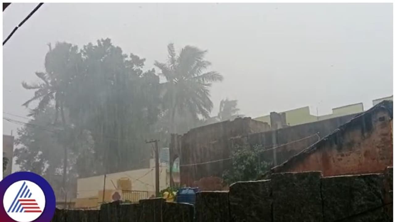 கோவையில் 1 மணி நேரம் பெய்த மழையால் சாலையில் தண்ணீர் தேங்கி வாகன ஓட்டிகள் அவதி