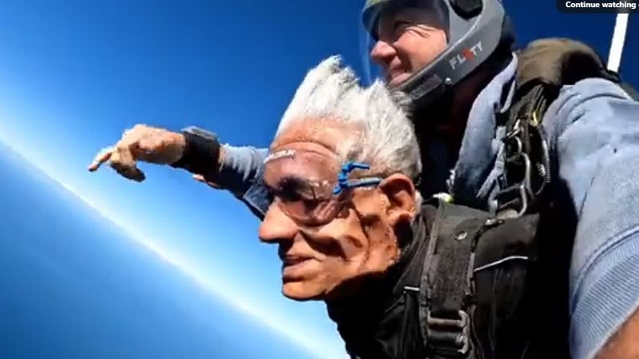 70ರ ಹರೆಯದಲ್ಲಿ ಕಾಂಗ್ರೆಸ್ ನಾಯಕ ಸ್ಕೈ ಡೈವ್, ಆರೋಗ್ಯ ಸಚಿವರ ಸಾಹಸ ವಿಡಿಯೋ ವೈರಲ್!