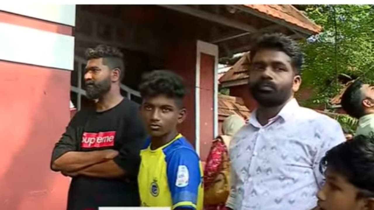 കേരള ബ്ലാസ്റ്റേഴ്സ് സെലക്ഷൻ ട്രയൽസ് നടക്കുന്ന സ്കൂളിന്‍റെ ഗേറ്റ് പൂട്ടി പി വി ശ്രീനിജന്‍ എംഎല്‍എ