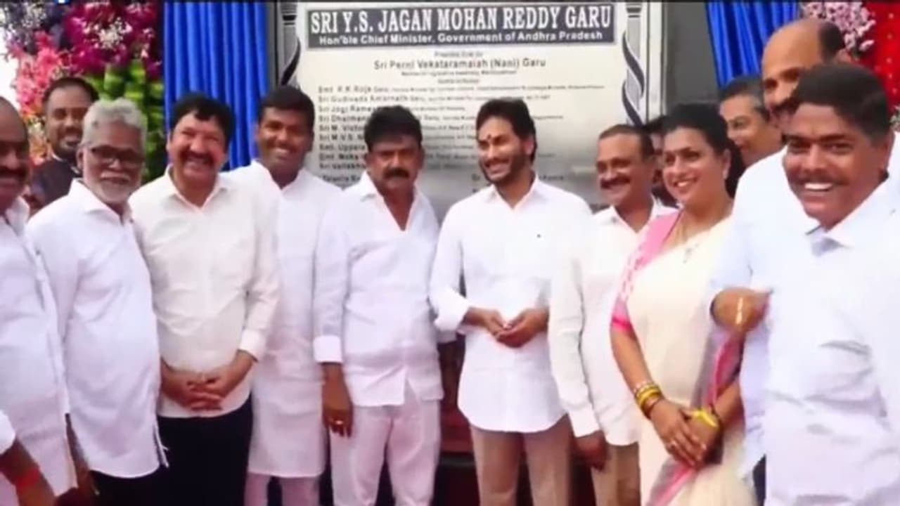 బందరు పోర్టు నిర్మాణ పనులకు సీఎం జగన్ శంకుస్థాపన.. బందరు పోర్టు నిర్మాణ పనులకు సీఎం జగన్ శంకుస్థాపన..