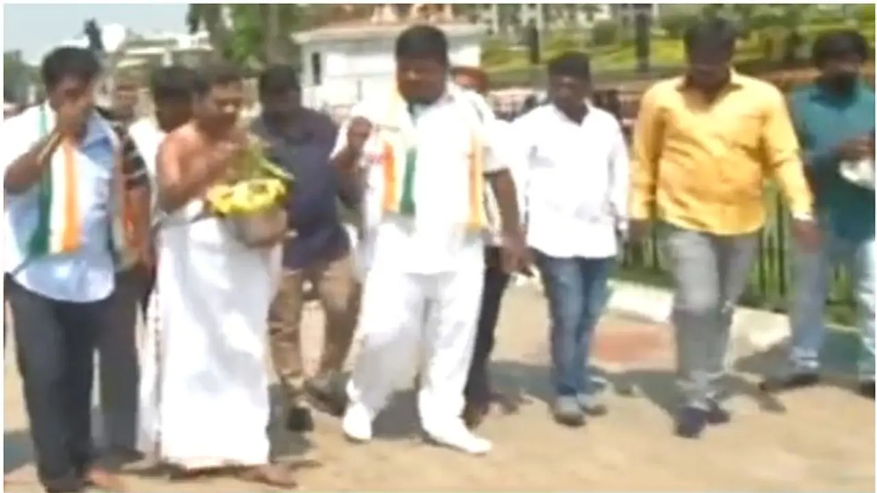 സഭയ്ക്ക് മുന്നിൽ പ്രത്യേക പൂജ, പിന്നാലെ ഗോമൂത്രവും ഡെറ്റോളും തളിച്ച് ശുദ്ധിയാക്കി കോണ്‍ഗ്രസ് പ്രവർത്തകർ