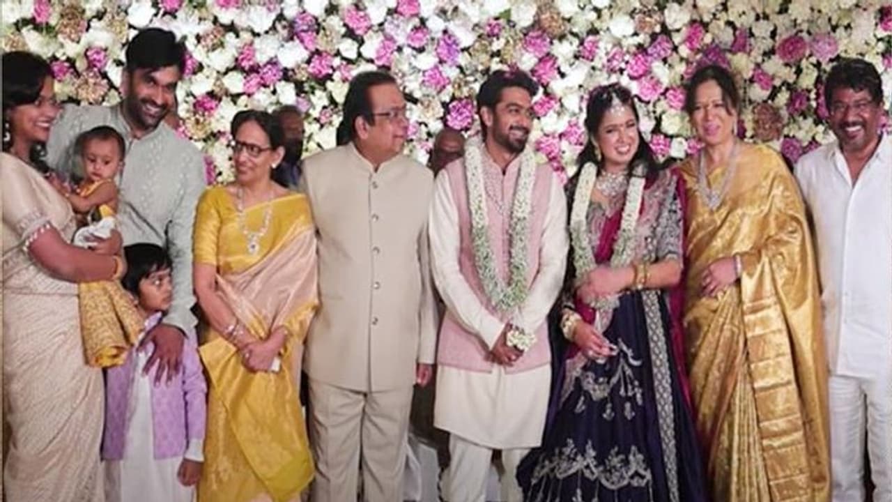 స్టార్ కమెడియన్ బ్రహ్మానందం ఇంట పెళ్లి సందడి! స్టార్ కమెడియన్ బ్రహ్మానందం ఇంట పెళ్లి సందడి!