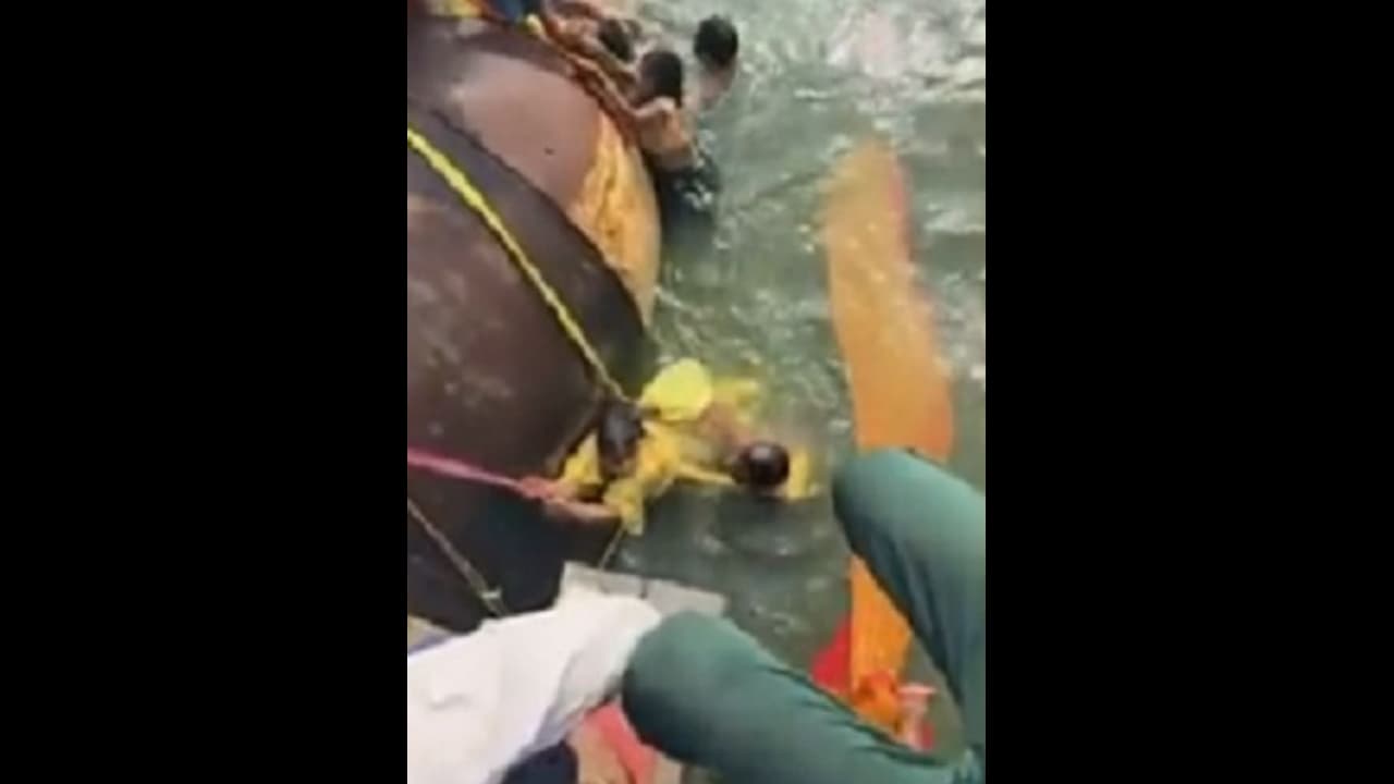 గంగా నదిలో పడవ బోల్తా.. నలుగురు మృతి, పలువురు గల్లంతు.. యూపీలోని బల్లియాలో ఘటన గంగా నదిలో పడవ బోల్తా.. నలుగురు మృతి, పలువురు గల్లంతు.. యూపీలోని బల్లియాలో ఘటన