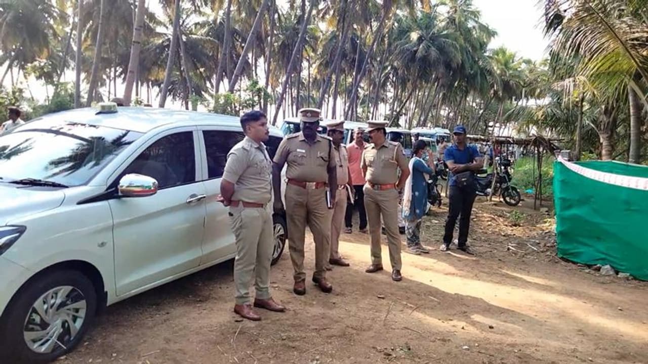 Crime: தோப்பு வீட்டில் வசித்த கணவன், மனைவி கல்லால் அடித்து கொடூர கொலை; எஸ்பி நேரில் விசாரணை