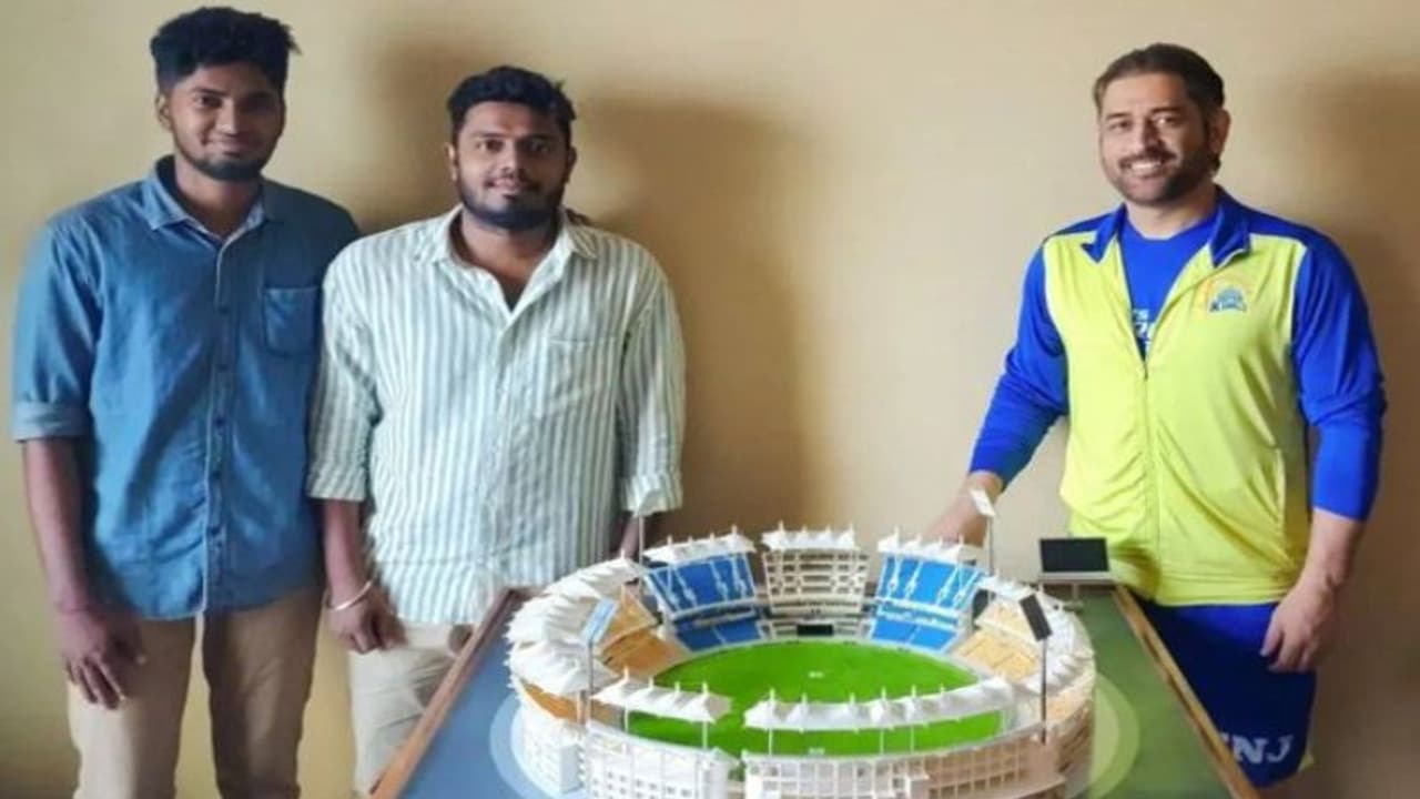 தோனிக்கு சேப்பாக்கம் மாதிரியை பரிசளித்த ரசிகர்கள்: லைட்டில் ஜொலிக்கும் Chepauk Stadium Miniature! தோனிக்கு சேப்பாக்கம் மாதிரியை பரிசளித்த ரசிகர்கள்: லைட்டில் ஜொலிக்கும் Chepauk Stadium Miniature!