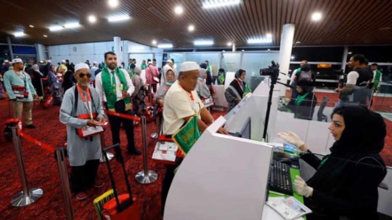 ഹജ്ജ് തീർത്ഥാടകരുമായി ആദ്യ വിമാനങ്ങൾ മദീനയിലെത്തി; ആദ്യമെത്തിയത് മലേഷ്യന് തീര്ത്ഥാടകര് ഹജ്ജ് തീർത്ഥാടകരുമായി ആദ്യ വിമാനങ്ങൾ മദീനയിലെത്തി; ആദ്യമെത്തിയത് മലേഷ്യന് തീര്ത്ഥാടകര്